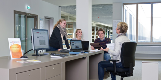 Studierende am Infopoint der Bereichsbibliothek Naturwissenschaften/Mathematik, Foto: Stephan Schute / Universitätsbibliothek
