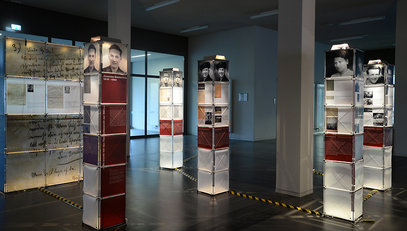 Blick in die Ausstellung "Was damals Recht war ..." im Foyer des Gemeinsamen Bibliotheksgebäudes, Foto: Elena Scholz / Universität Osnabrück