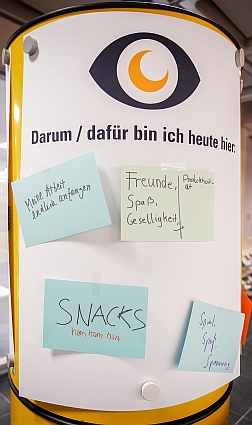 Litfaßsäule mit Abfrageaktion zur Langen Nacht, Foto: Barbara Mönkediek / Universitätsbibliothek