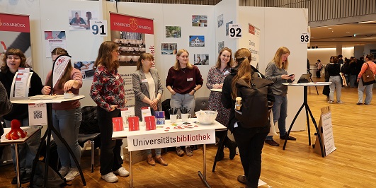 UB-Stand bei der Erstsemesterbegrüßung in der OsnabrückHalle, Erstis und Team, Foto: Uta Paehlke / Universitätsbibliothek