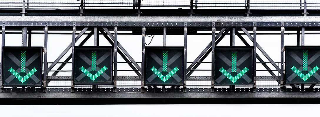 Schilderbrücke mit elektronischer Fahrspuranzeige, grüne Pfeile. Composing Adobe Stock 175263711 & 175263486 (Zatevakhin: Digital road signs – pointer lane), Bearbeitung: Universitätsbibliothek