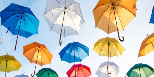 Bunte Schirme, Profilbild von osnaDocs (Adrianna Calvo: umbrellas art flying, Pexels 17679, Creative Commons CC0)