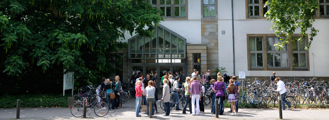 Eingangsbereich des Juridicums mit der Bereichsbibliothek Rechts- und Wirtschaftswissenschaften, Foto: Manfred Pollert / Universität Osnabrück