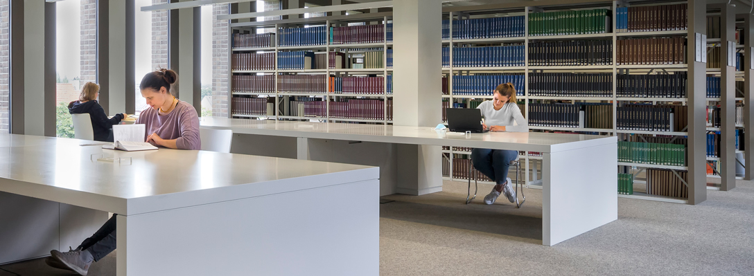 Studierende bei der Arbeit im Lesesaal der Bereichsbibliothek Westerberg, Foto: Barbara Mönkediek