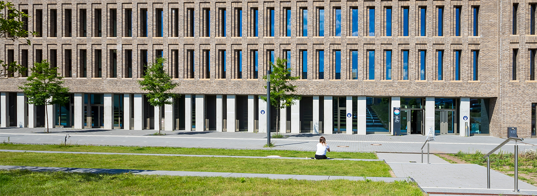 Bereichsbibliothek Westerberg mit Grünterrasse, Foto: Barbara Mönkediek / Universitätsbibliothek