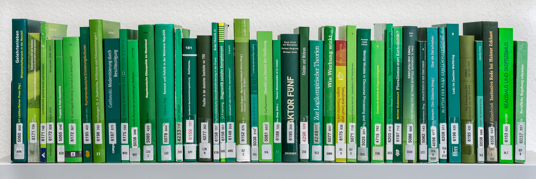 Grüne Bücher aus dem Bibliotheksbestand, Foto: Barbara Mönkediek / Universitätsbibliothek